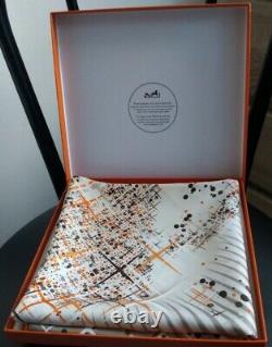 Foulard Hermès intitulé MAGIC KELLY neuf dans sa boîte, prix 600 (iconique!)