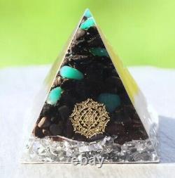 Pyramide Orgonite avec agate verte, tourmaline noire et hématite, 7 cm